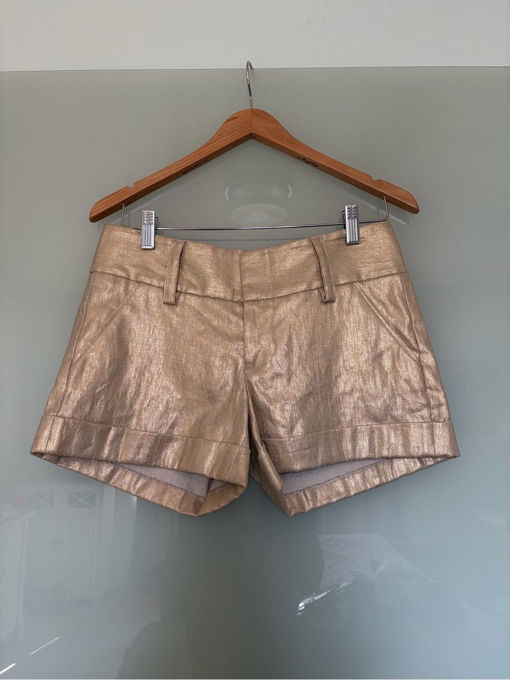 ALICE + OLIVIA Gold Metallic Shimmer Cuffed Shorts 3.5"
